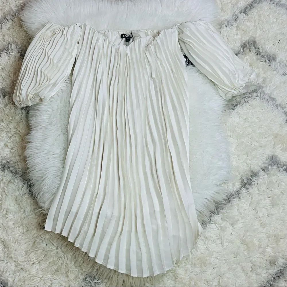 Express Cream Pleated Blouse - Picture 4 of 5